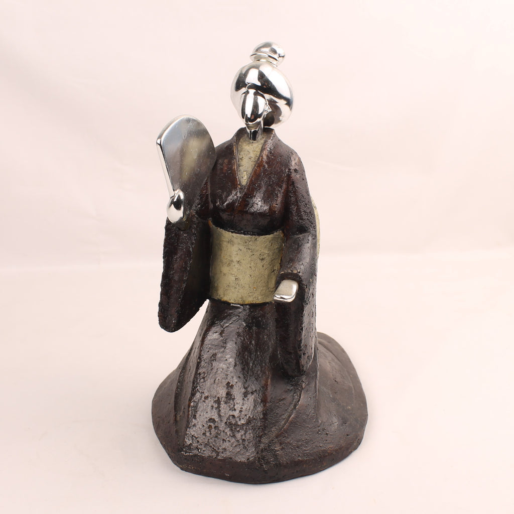 Statuette de geisha avec éventail | Résine et accents argentés | Env. 1970-1990