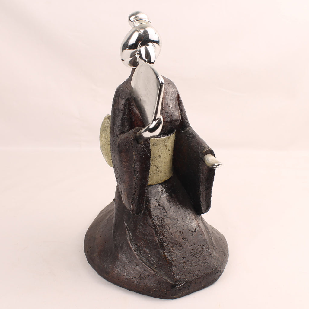 Statuette de geisha avec éventail | Résine et accents argentés | Env. 1970-1990