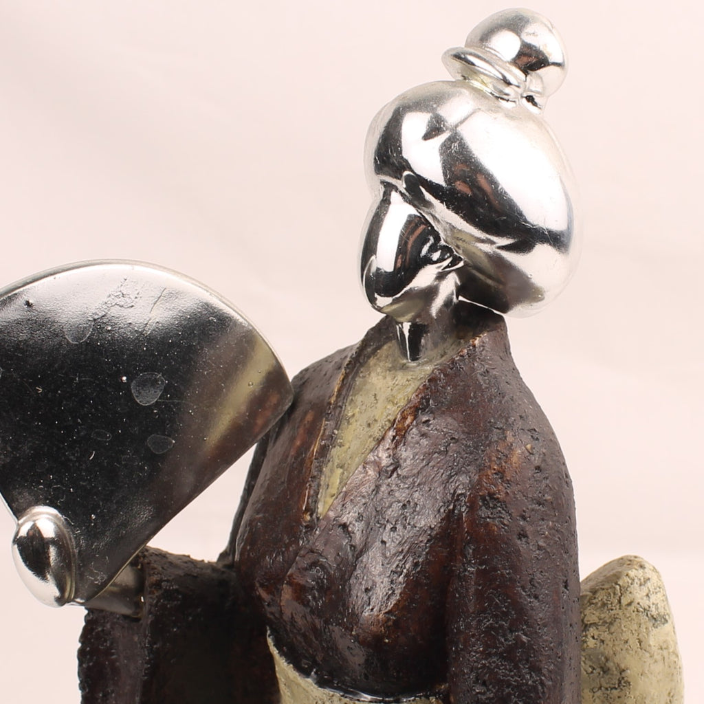 Statuette de geisha avec éventail | Résine et accents argentés | Env. 1970-1990