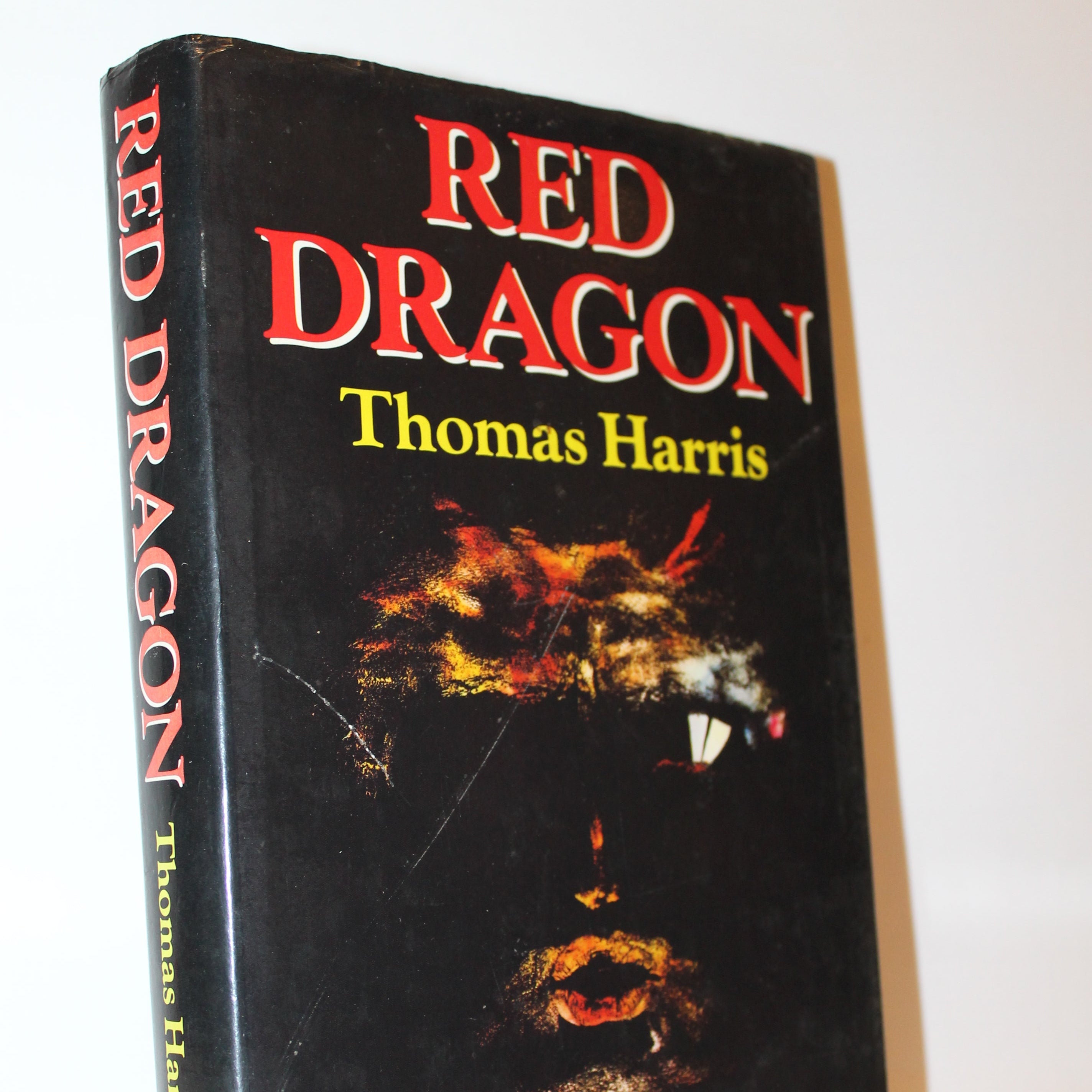 Book titled 'Red Dragon' by Thomas Harris on a white background